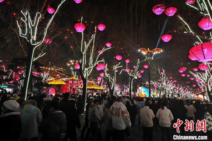 图为民众“打卡”西安大唐不夜城。　梅镱泷 摄