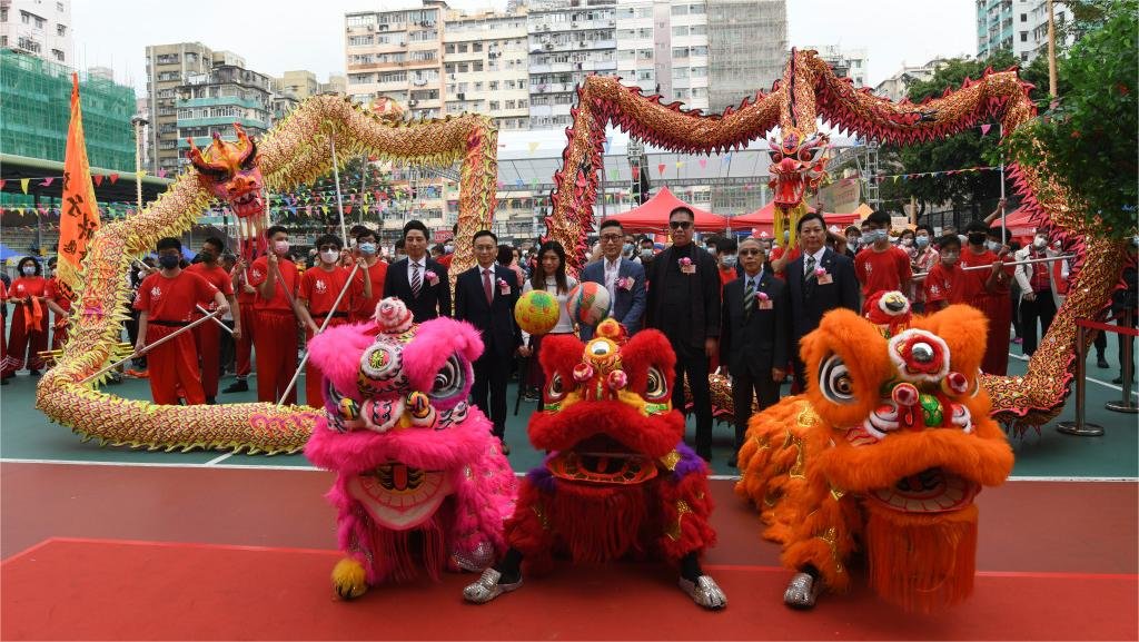 香港深水埗迎新春办金龙巡游与点睛仪式