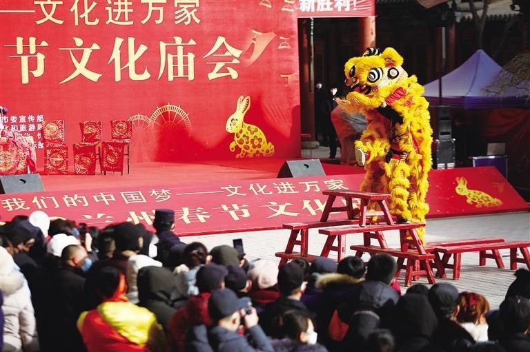 隍庙里热闹非凡、年味十足 马军 摄