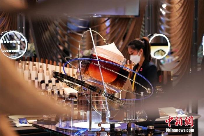 上海进博会雅诗兰黛化妆品展位。汤彦俊 摄