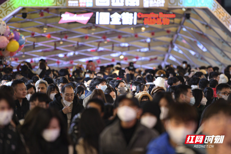 从联通地铁交通的国金街走出来，游客们感受到“夜长沙”扑面而来的人潮。