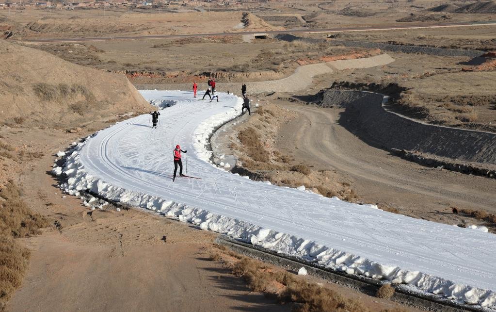 在甘肃白银国家雪上项目训练基地，集训队队员在训练中（2022年1月13日摄）。新华社记者 陈斌 摄