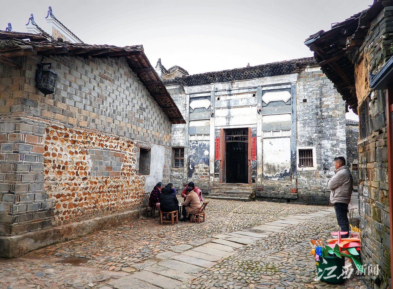 ▲村巷中休闲的村民。