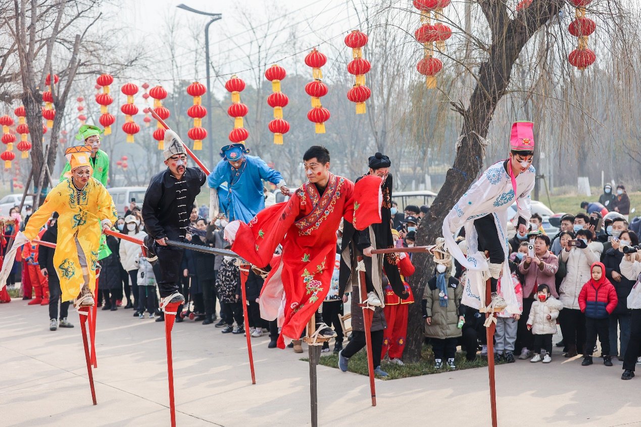 过年踩高跷图片图片