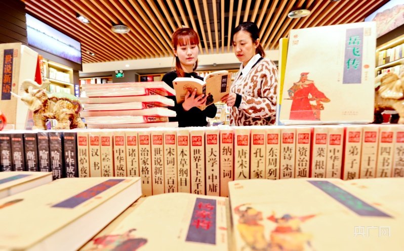 1月23日，市民在甘肃张掖锦华书城读书。（央广网发 王将 摄）