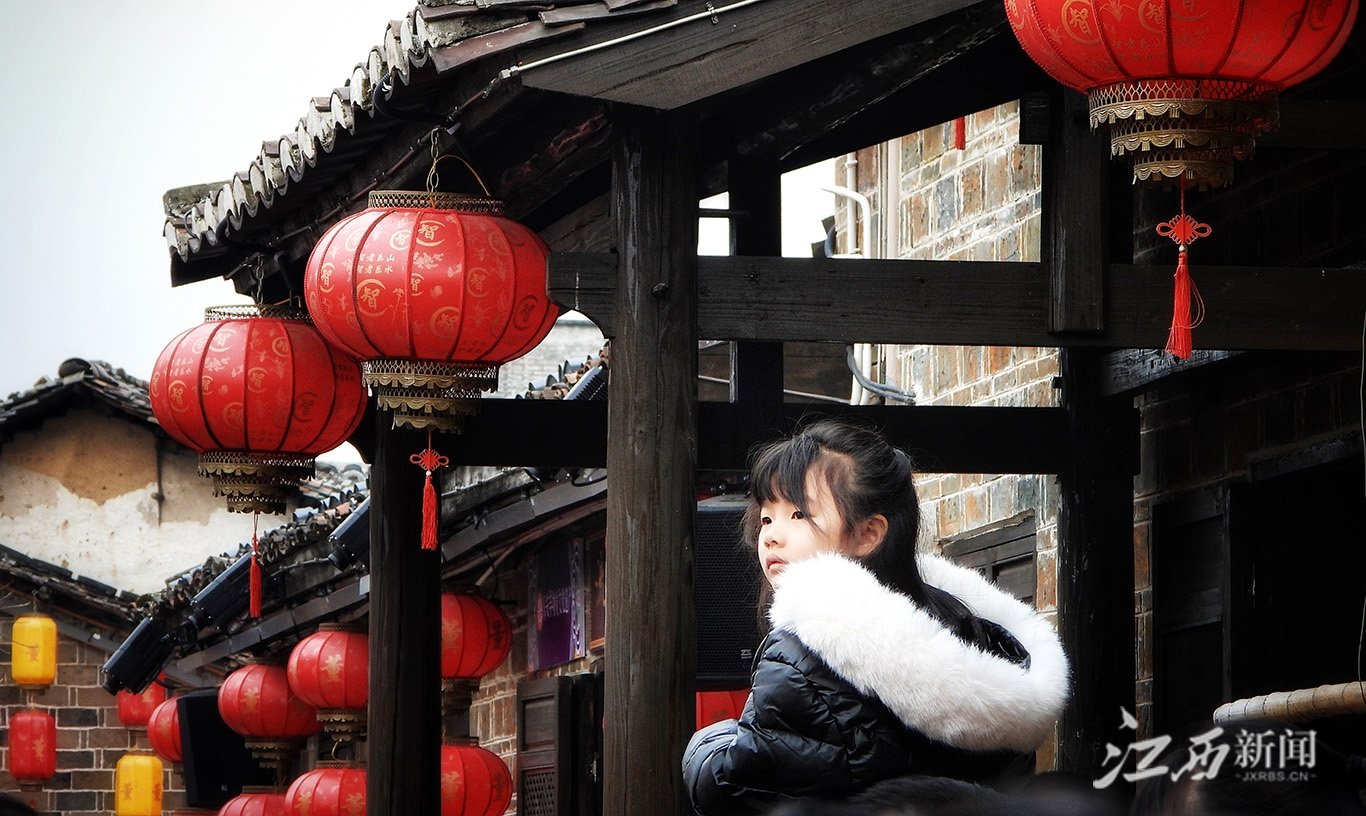 ▲一名小女孩坐在家长肩膀上欣赏演出。