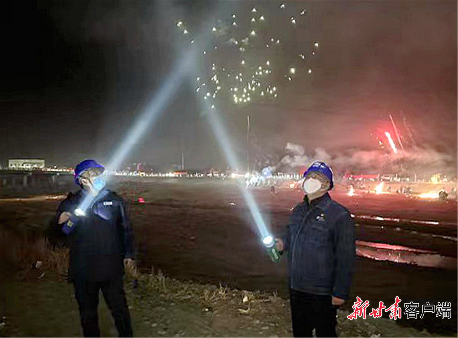 国网武威供电公司输电运检中心运维人员在凉州区清水河桥烟花爆竹燃放点巡查输电线路