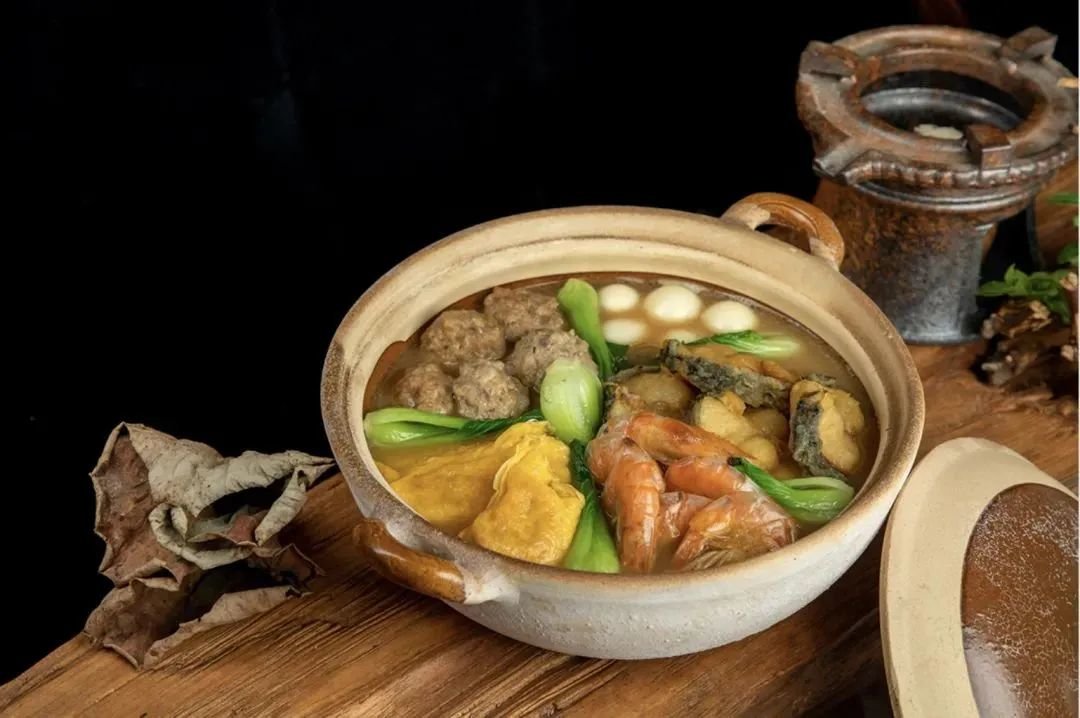 老底子宁波人过年,家家户户在菜桌上都会有一道老三鲜,里面有肉丸