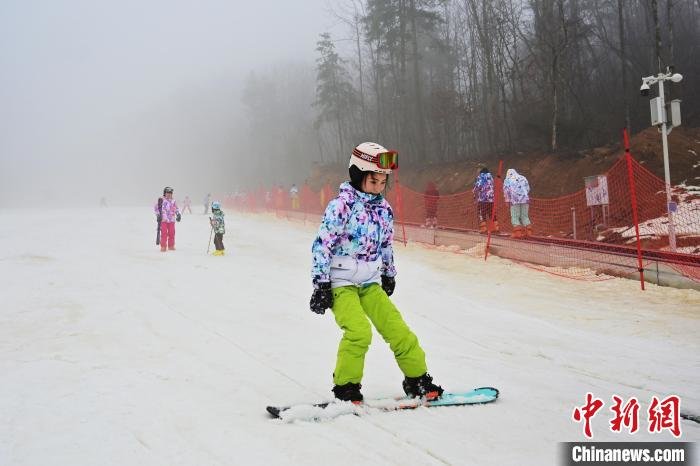 游客在三峡云栖谷国际滑雪场体验冰雪运动　刘康　摄