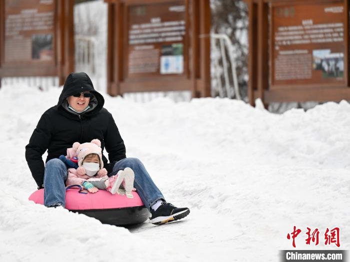 游客带着小朋友体验滑雪。　西安翠华山景区供图