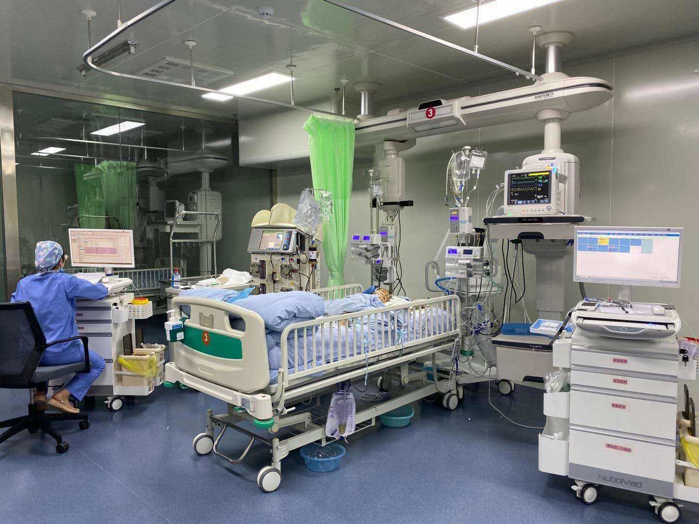 凤凰晚报|春晚启动所有应急预案,沈腾检讨;载人热气球爆炸坠落,多人送医