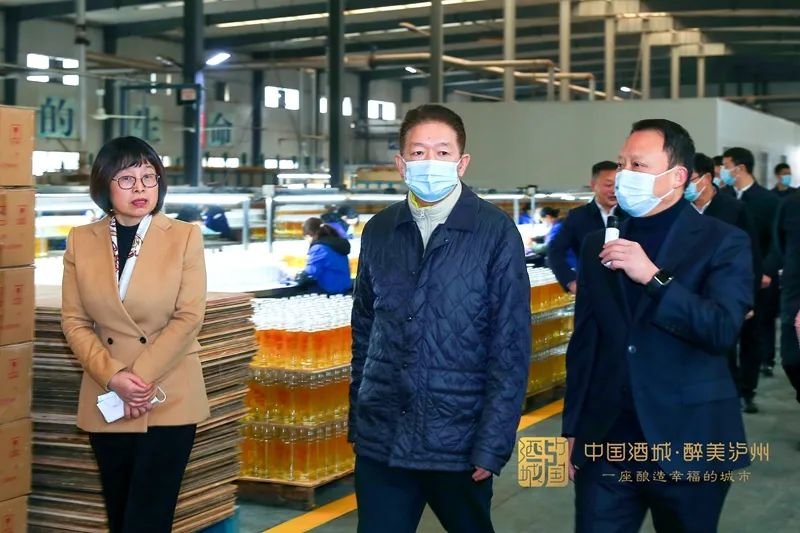 1月28日，市委书记杨林兴（中）带队来到宝晶玻璃有限责任公司，调研督导企业“零地技改”、扩能增产情况。