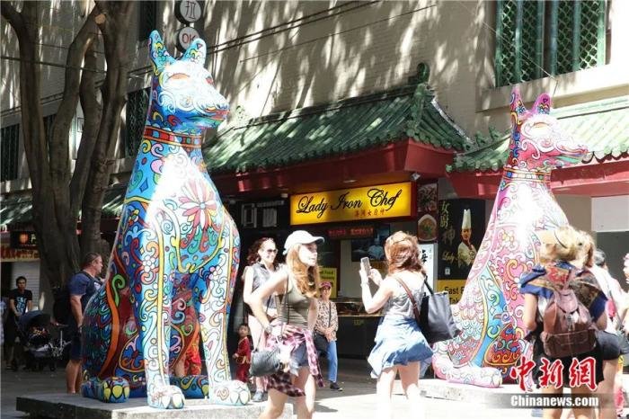 镇守悉尼唐人街的守岁狗花灯。陶社兰 摄