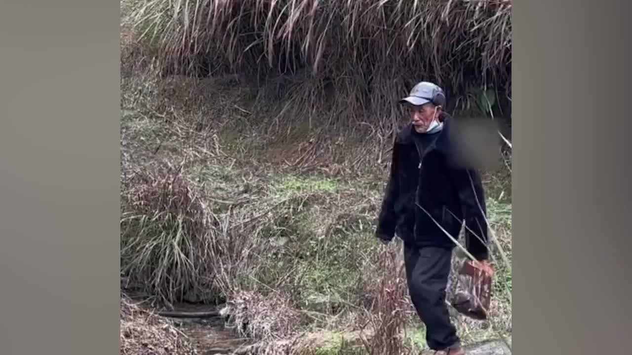 “别人的钱我不能要”，老人捡到2万元走2公里山路找失主