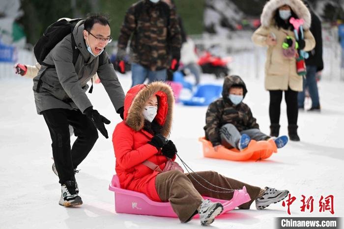 游客在滑雪场里“撒欢”。　西安翠华山景区供图