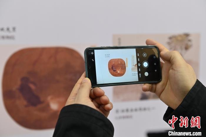 图为1月25日，甘肃省博物馆内，游人正在拍摄兔形文物图片。　李亚龙 摄