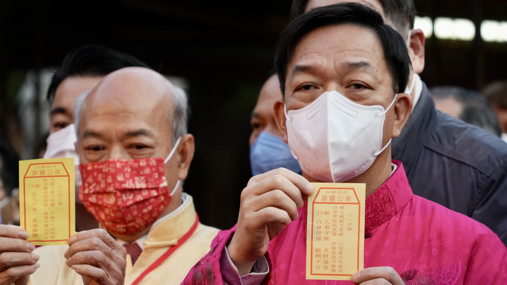 新界乡议局主席为香港兔年求得中签