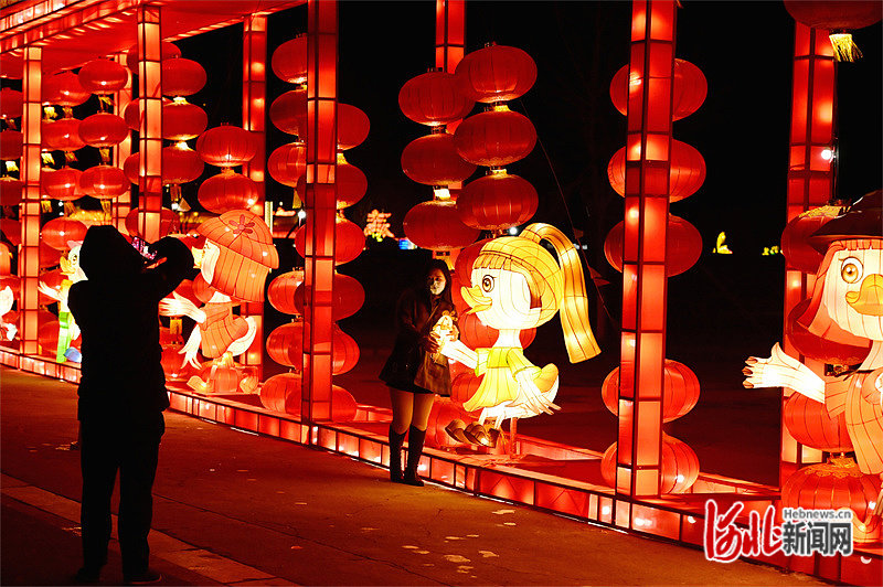 市民在衡水园博园内游玩赏灯。河北日报记者焦磊摄