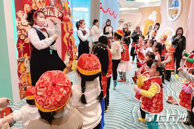 小朋友们玩得不亦乐乎，让这个春节假期更加快乐。
