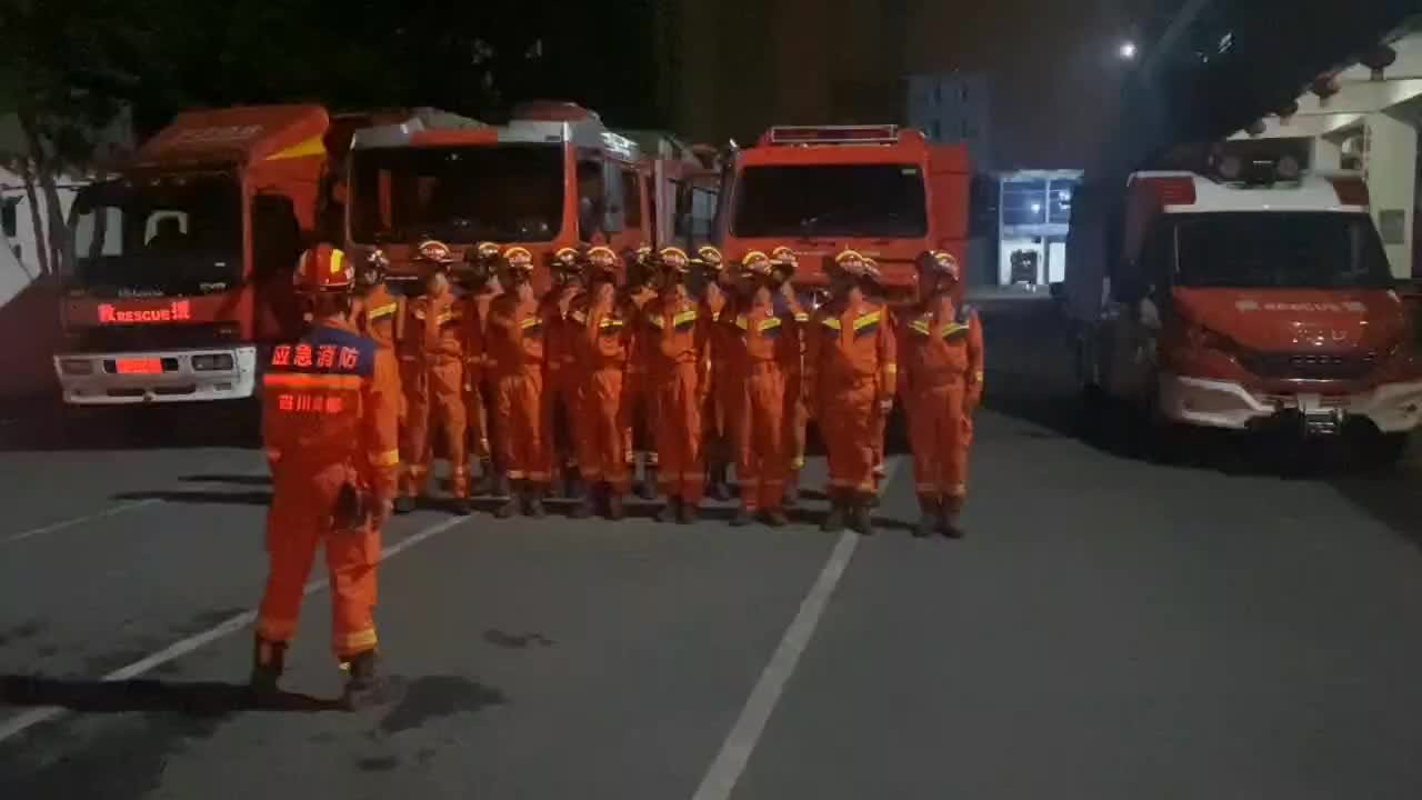 成都消防地震救援力量赶往雅安名山区紧急集结