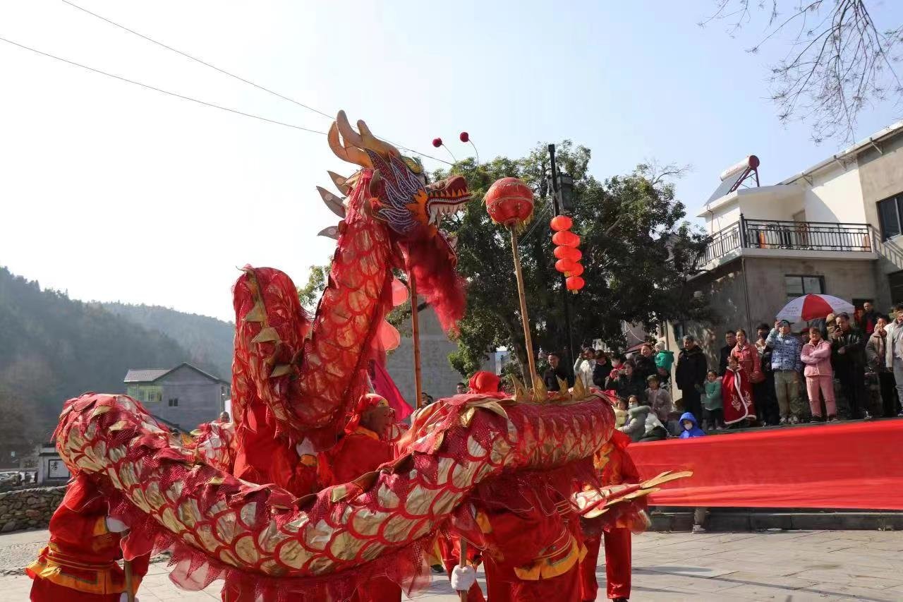 景德镇浮梁县源港村：舞龙灯、演村晚闹新年