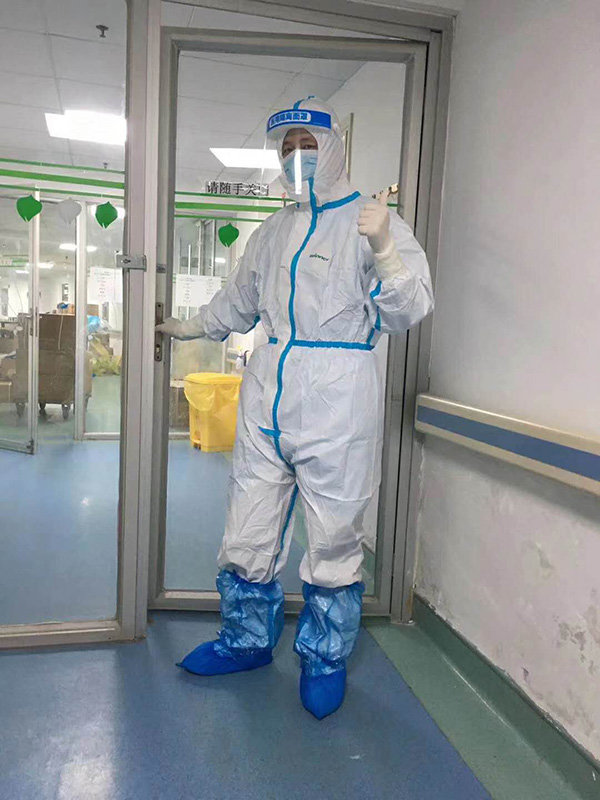 2020年，钟鸣在武汉金银潭医院抗疫。受访者 供图