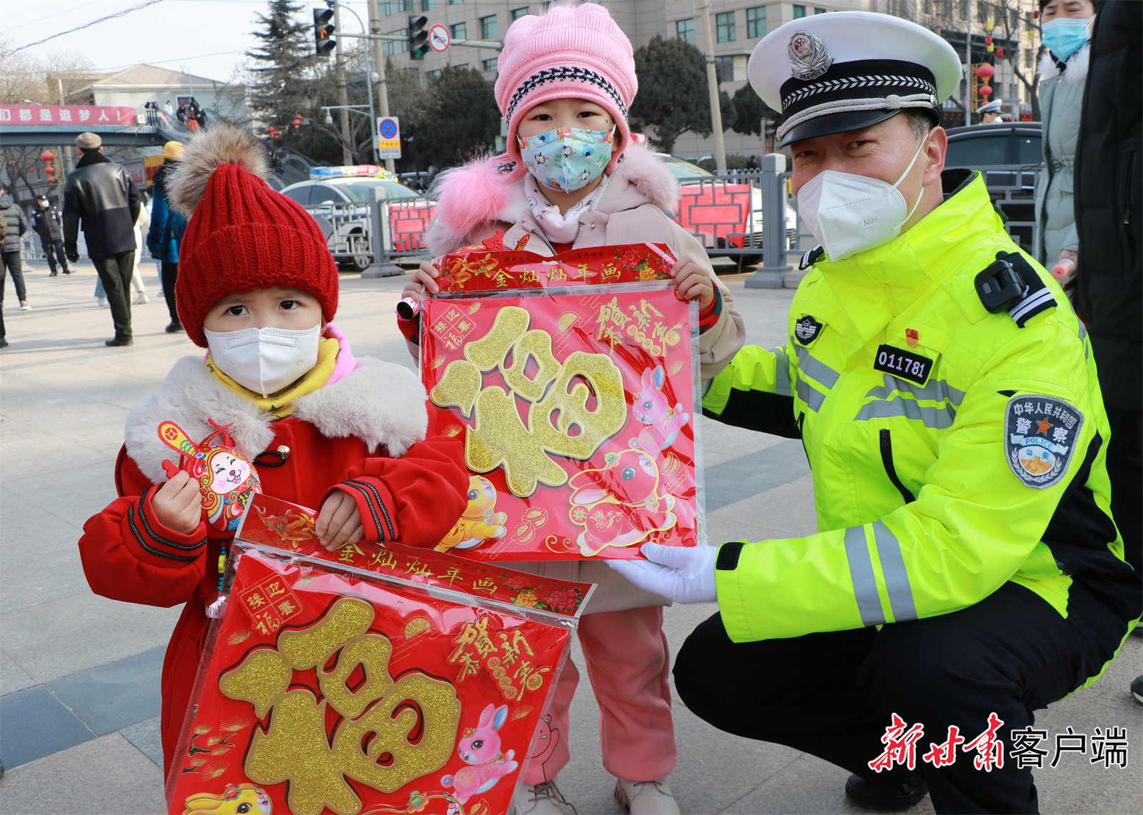 新年新气象 兰州交警送福送平安