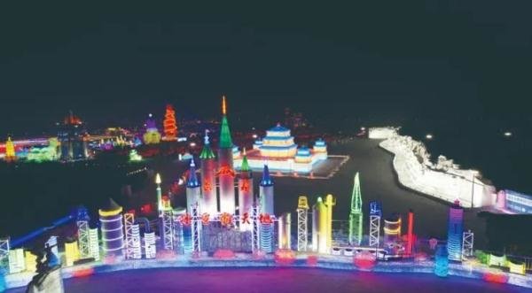 长春冰雪新天地五光十色的夜景。