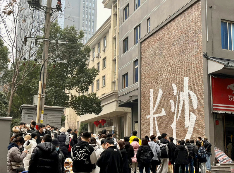 湖南米粉节的长沙“网红墙”前,游客排起了长龙。均由全媒体记者 范宏欢 摄。