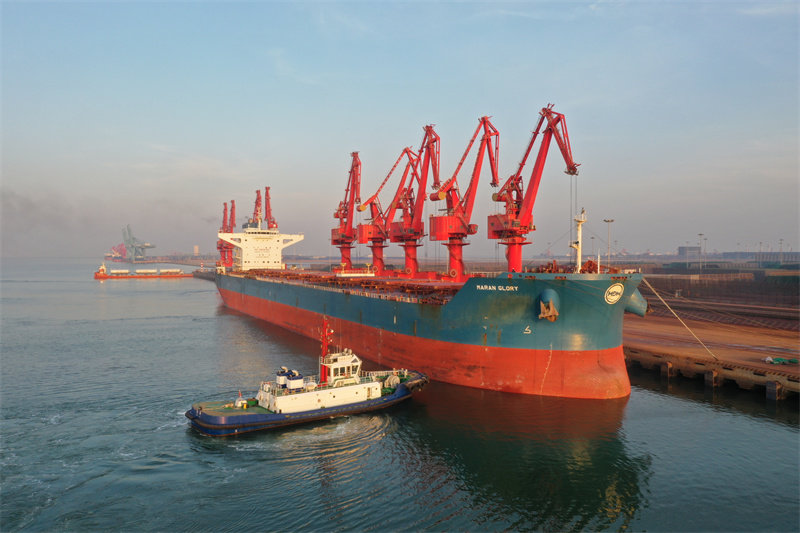 繁忙的沧州黄骅港河钢码头。河北日报通讯员戴玮序摄