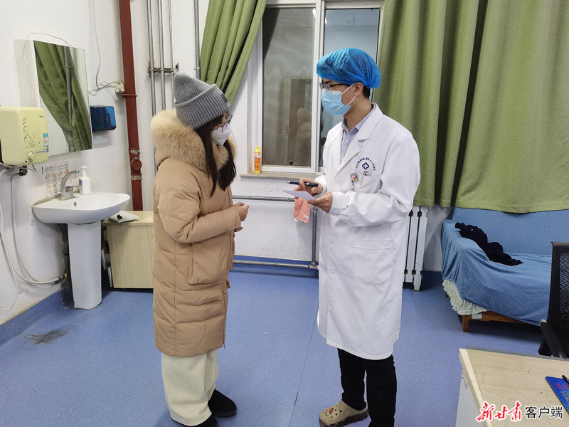 省第二人民医院呼吸与危重症医学科住院医师杨军为患者家属答疑释惑