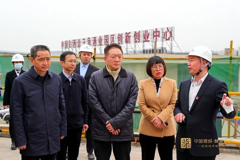 1月28日，市委书记杨林兴（中）带队来到飘香酒谷项目现场，调研督导园区“人产城境”融合发展情况。