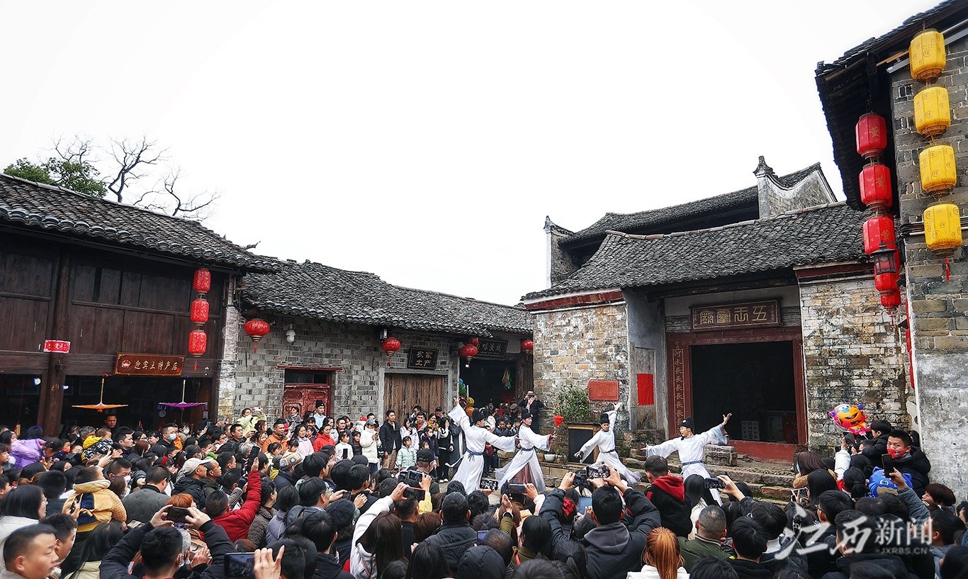 ▲特色演出引来游客围观。