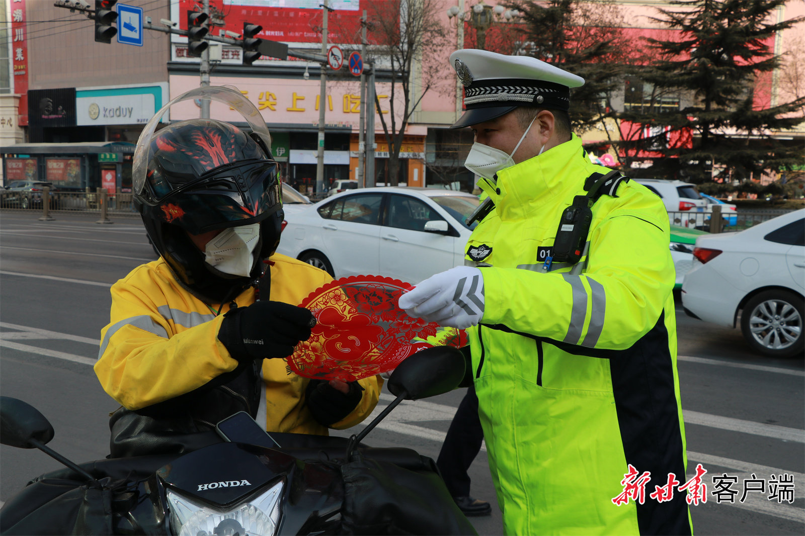 兰州城关交警送福送平安 （城关大队供图）