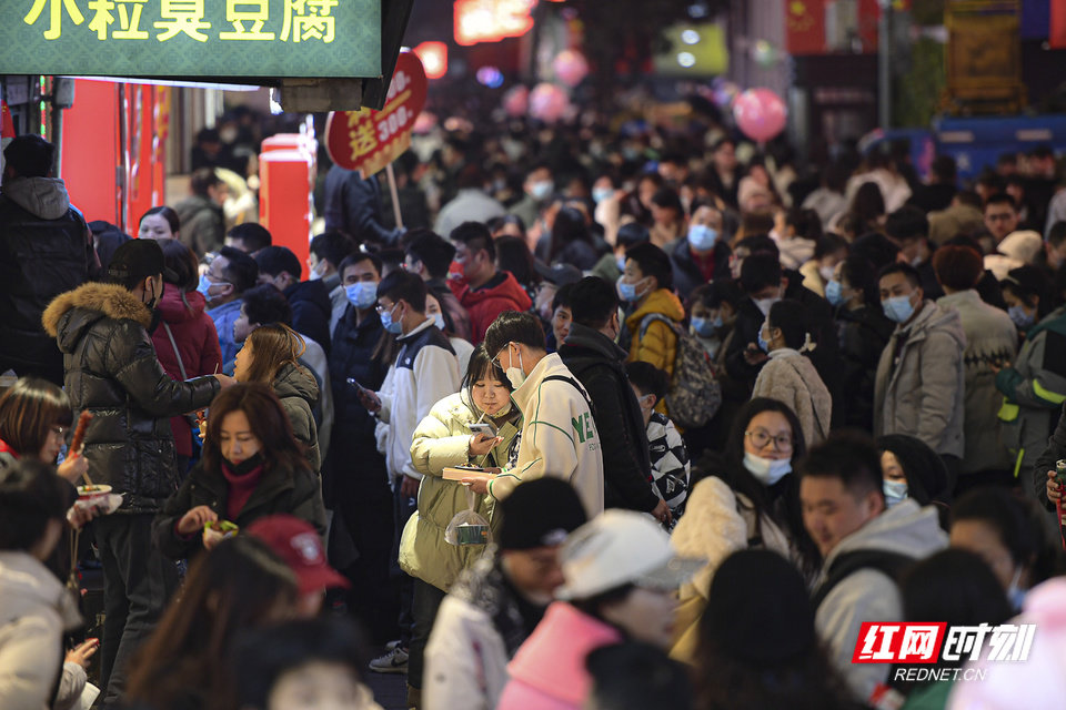 出圈地董顺桃小粒臭豆腐门店前，取到餐的游客赶紧先用手机拍个照，打个卡。