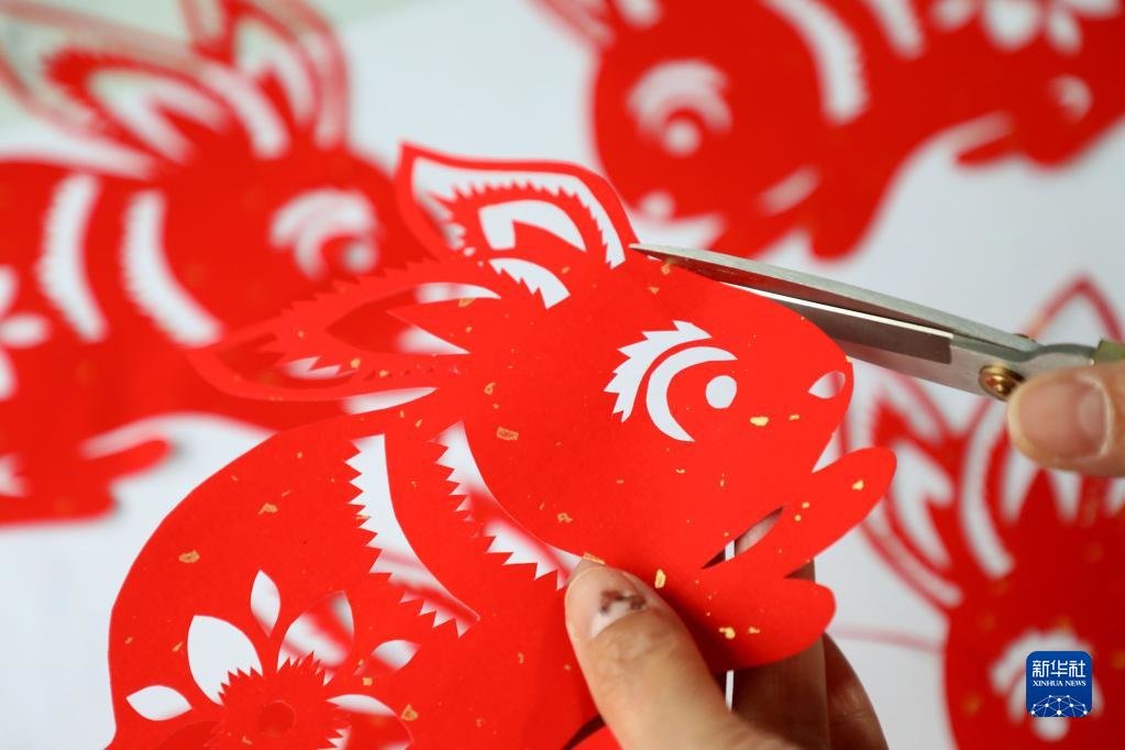 山东省滨州市惠民县李庄镇民间艺人在创作生肖兔剪纸作品（1月13日摄）。新华社发（初宝瑞 摄）