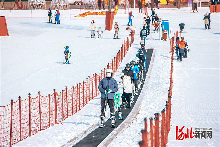2023年春节假期，到弯道山去滑雪成为唐山市民和游客新的“心头好”。 唐山文旅集团供图