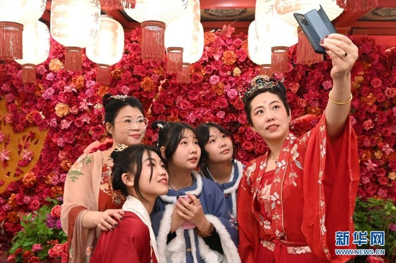 游客身着汉服在西安“长安十二时辰”沉浸式唐风市井生活街区内留影(1月24日摄)。新华社记者 刘潇 摄