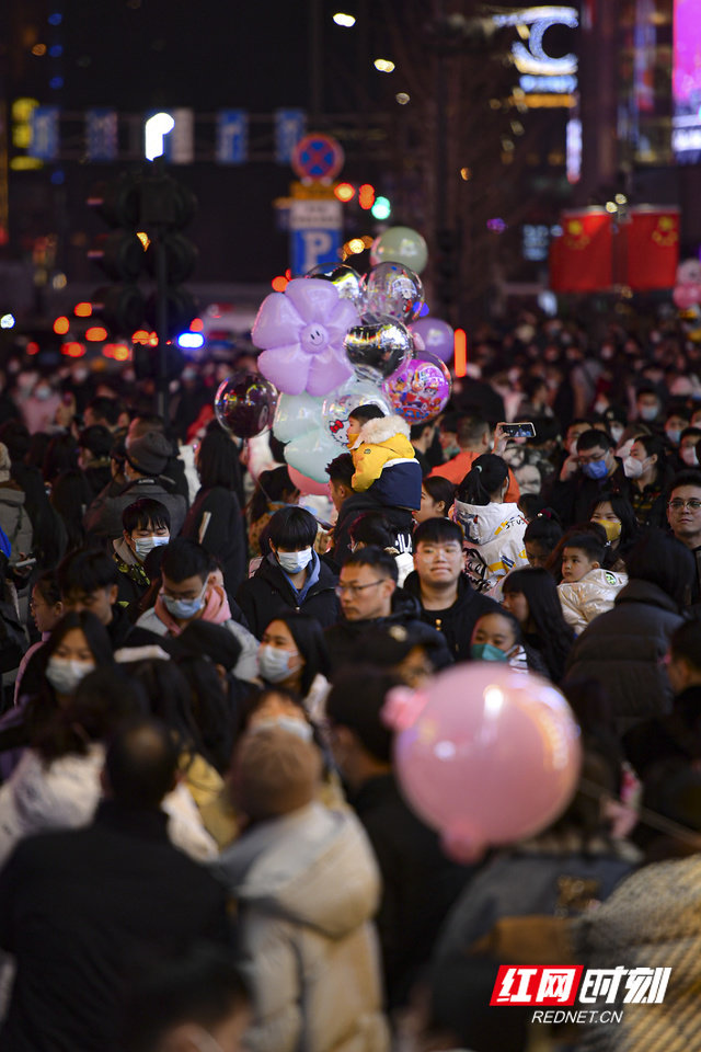 入夜后的解放西路，人流量明显增多，长沙的夜生活刚刚“华灯初上”。