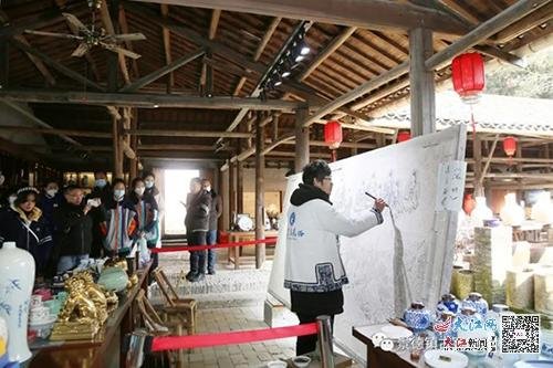 古窑民俗博览区春节期间游客如织（市文旅局 供图）