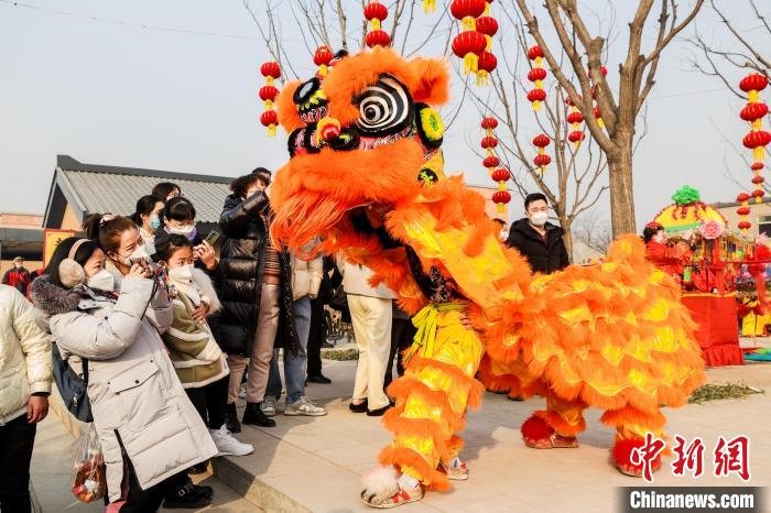 （新春走基层）西安民众春节“穿越”体验“汉风”传统年味