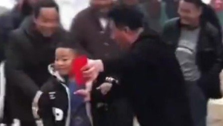 40岁男子跪地给8岁男孩磕头拜年，按辈分他得管后者叫爷爷