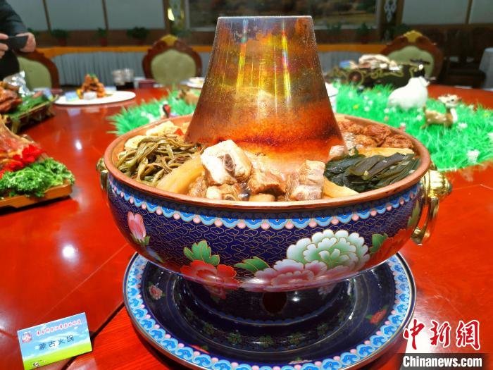 资料图：图为年夜饭桌上，图什业图蒙古火锅。(图文无关)