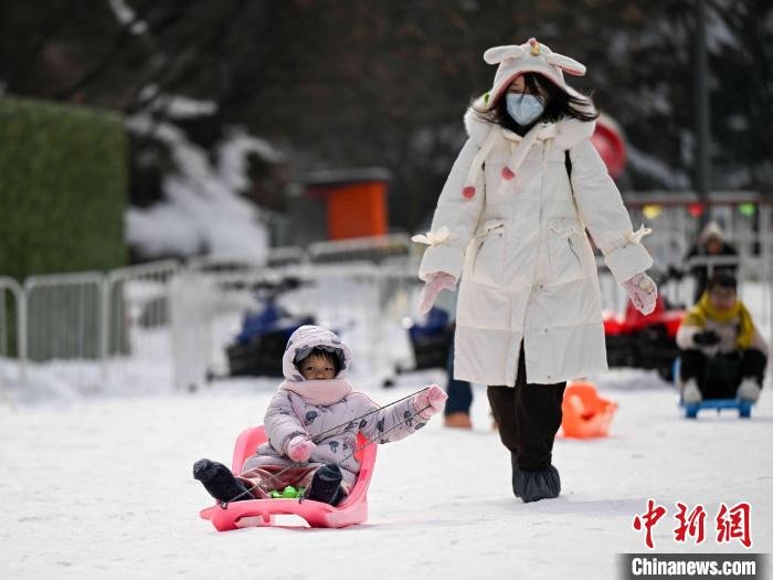 游客带着小朋友体验滑雪。　西安翠华山景区供图