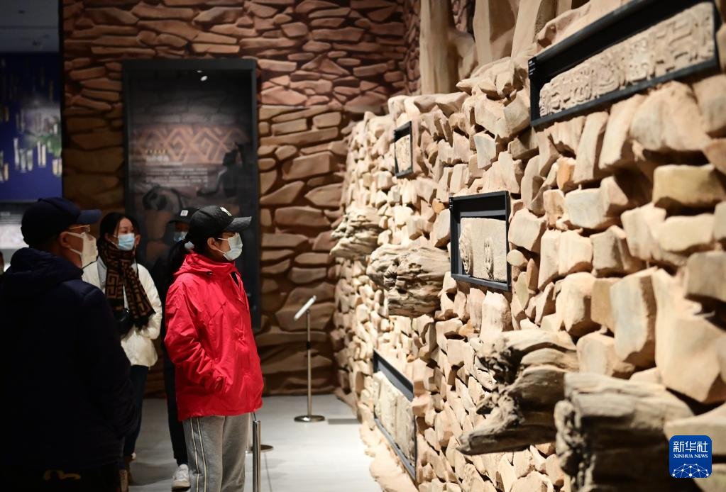 新华社记者 李一博 摄1月25日,一位小游客在陕西考古博物馆参观.