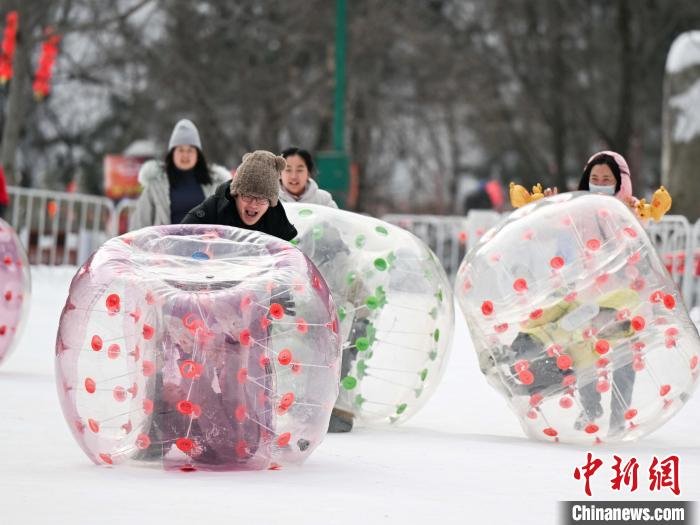 成年人与儿童乐享冰雪运动。　西安翠华山景区供图