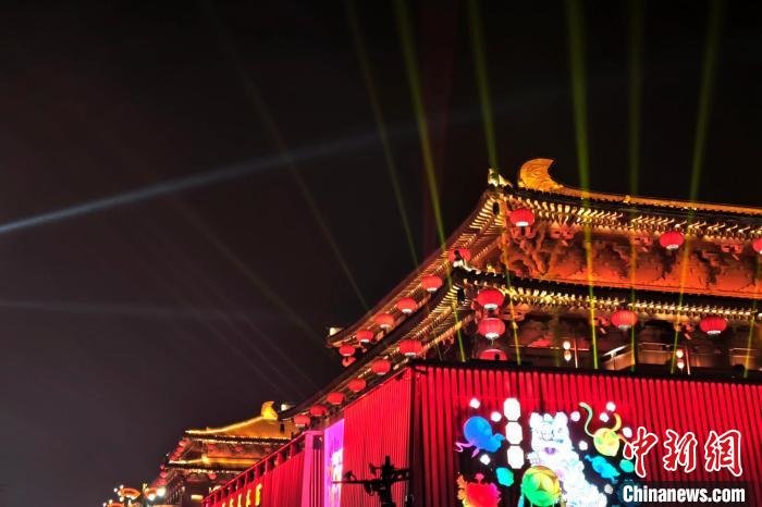 图为西安大唐不夜城。　梅镱泷 摄