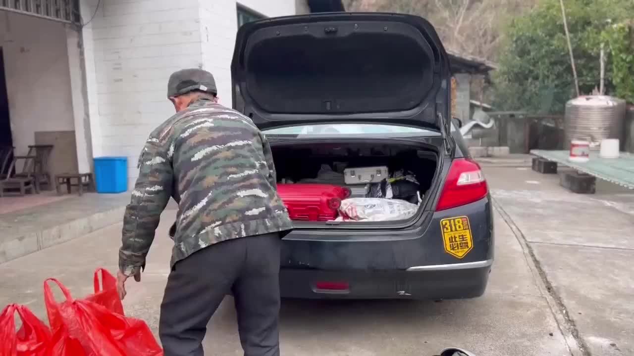 后备厢满满当当！女婿返程岳父岳母塞下土特产