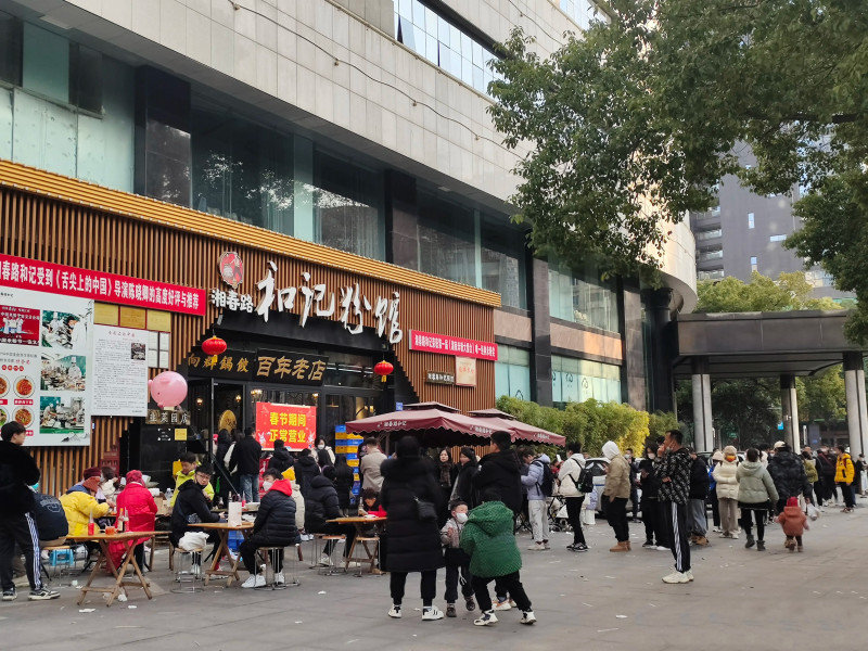 在一家名为和记粉馆的店铺前,等待队伍已经排起了近20米的长龙。