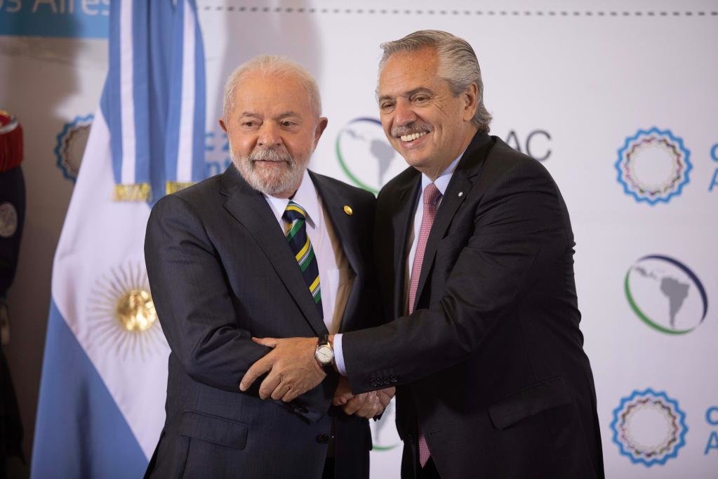 1月24日，在阿根廷布宜诺斯艾利斯举行的拉美和加勒比国家共同体第七届峰会欢迎仪式上，巴西总统卢拉（左）与阿根廷总统费尔南德斯合影。新华社发（马丁·萨巴拉摄）